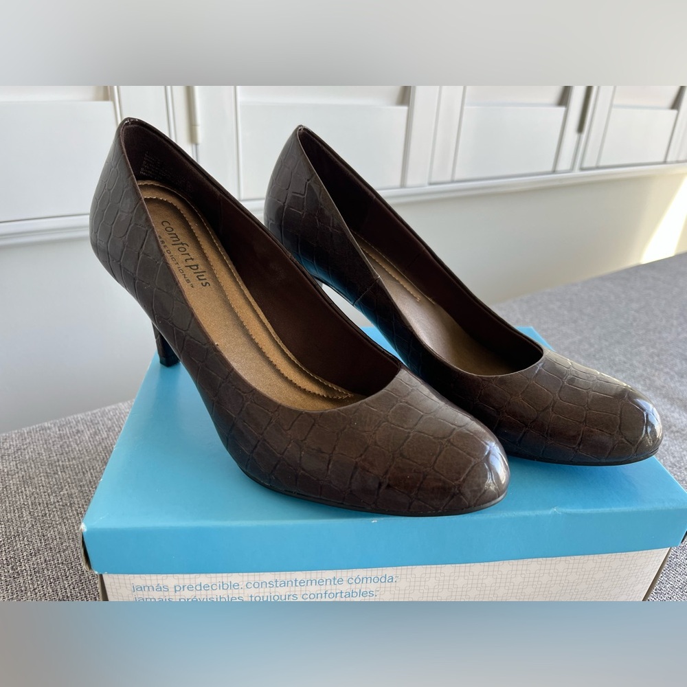 COMFORT PLUS by Predictions Karmen Karmen Brown Cafe Croc 2.5" Heel Size 7 1/2